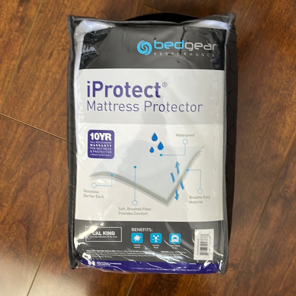 Cal king mattress protector (new)